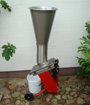 Fruktm�lle, elektrisk, ytelse ca. 800-1000 kg/time.  Alle deler som kommer i ber�ring med frukten er laget i rustfritt st�l. 